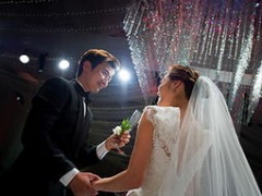 职业伴娘的诞生：不愿亏欠的友情与不可避免的婚闹