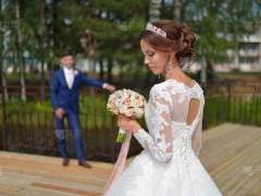 阳泉新娘被捆绑在电线杆上，可恶的婚闹